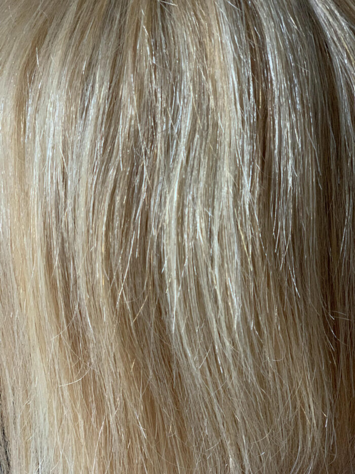 Bob peruka z naturalnych włosów w kolorze blond jasny z pasemkami linia Mara 35 cm