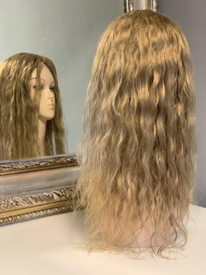 Wiola Luksusowa peruka z naturalnych włosów w kolorze ciemny blond fale 50 cm