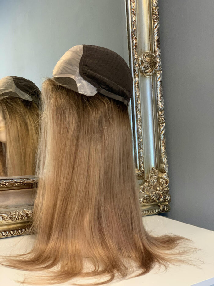 Luksusowa peruka z naturalnych włosów Elif w kolorze ciemny blond szatyn ombre z odrostem 68 cm