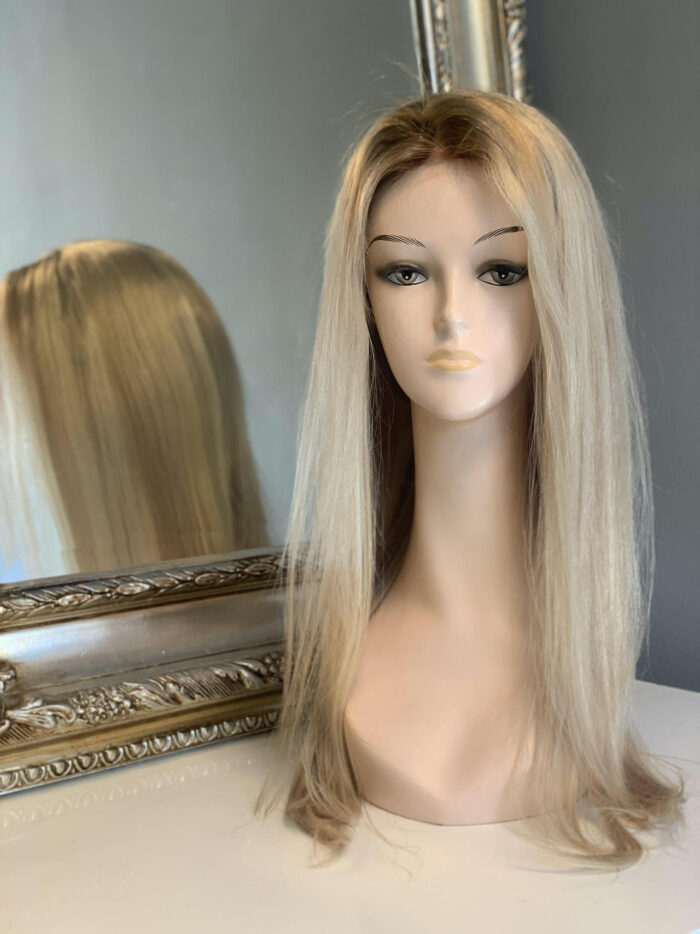 Luksusowa Peruka Włosy Naturalne Sofija w kolorze blond z delikatnym odrostem pasemka 75 cm