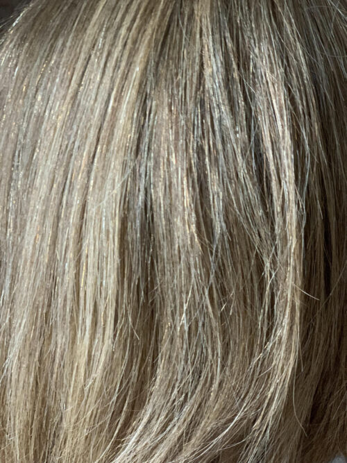 Bob peruka z naturalnych włosów w kolorze ciemny blond linia Mara 30 cm