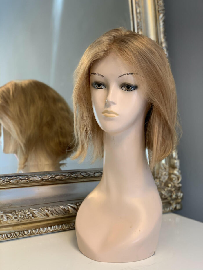 Peruka z naturalnych włosów Xenia bob w kolorze ciemnego blondu 35 cm