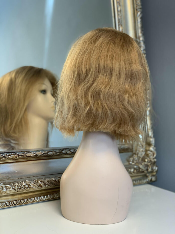 Peruka z naturalnych włosów Xenia bob w kolorze ciemnego blondu 35 cm