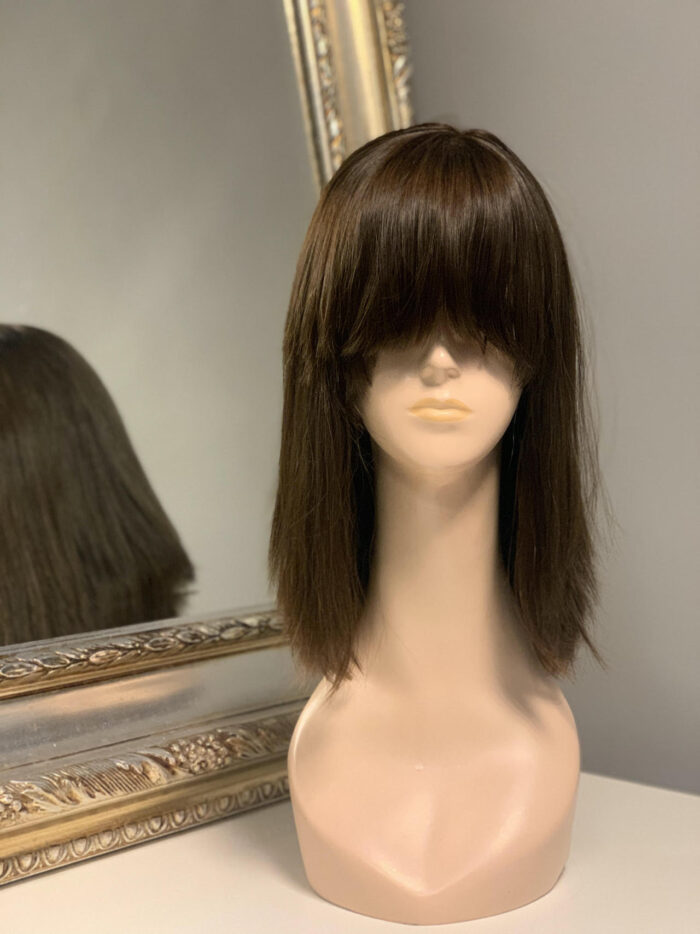 Luksusowa peruka z naturalnych włosów Nisa w kolorze brąz naturalny 35 cm z grzywką