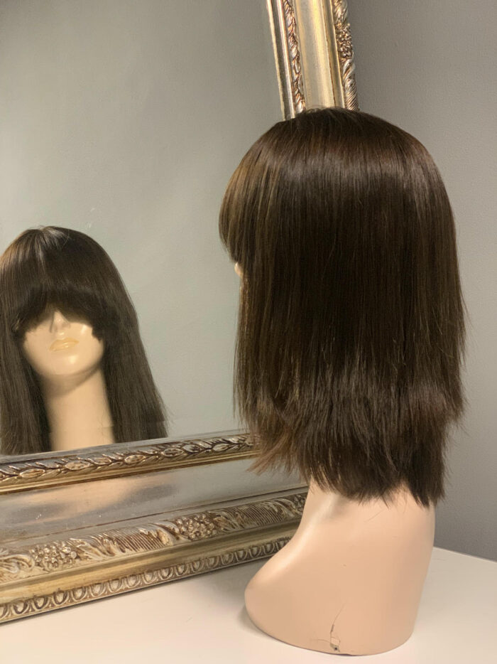 Luksusowa peruka z naturalnych włosów Nisa w kolorze brąz naturalny 35 cm z grzywką