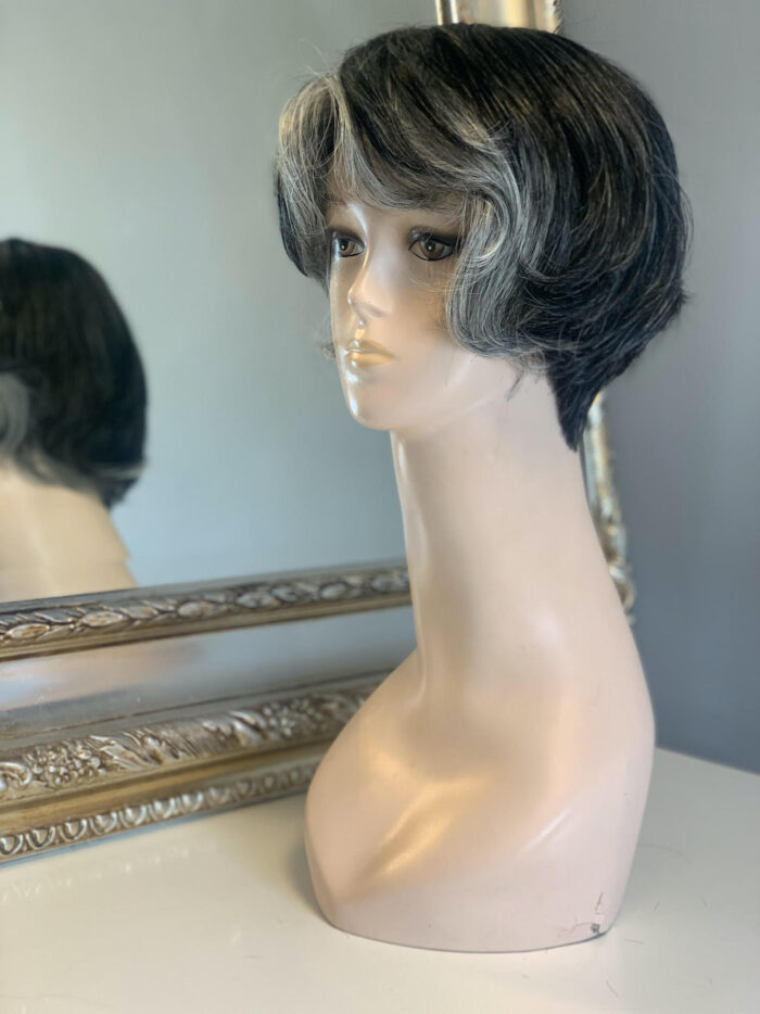 Luksusowa peruka krótka z naturalnych włosów Bella w kolorze czarnym z siwymi refleksami