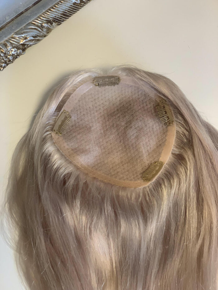 Tupet Topper 40 cm Anabella – tupet damski z naturalnych włosów perłowy popielaty blond falowane włosy body wave