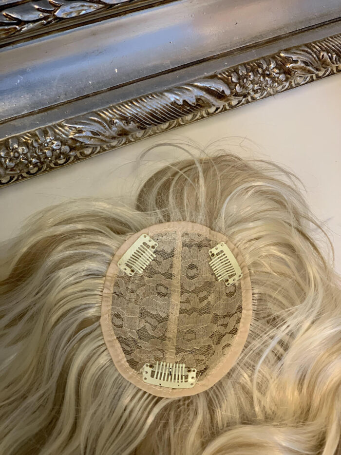 Damski tupet syntetyczny w kolorze blond pasemka Emily 35 cm