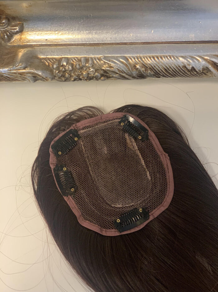 Damski tupet syntetyczny w kolorze ciemno brązowym Emma 35 cm proste włosy bez grzywki